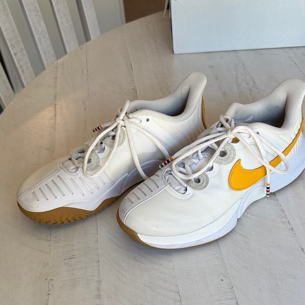 Nike Women’s air zoom court shoes